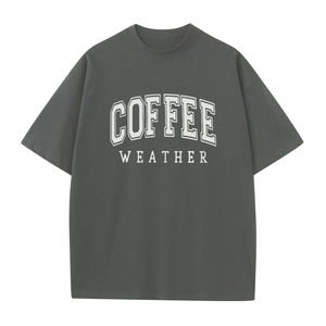 Detail van antracietgrijs katoenen T-shirt met witte COFFEE WEATHER-tekst in collegestijl