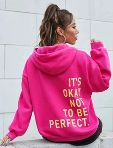 Hot Pink Oversize-Hoodie mit gelbem Aufdruck It's okay not to be perfect auf dem Rücken