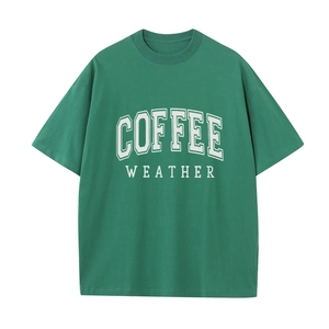 Detail van donkergroen T-shirt met ronde hals en COFFEE WEATHER-belettering print