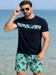 Nahaufnahme von Sommer-T-Shirt und minzgrünen Palmen-Shorts für den Strandurlaub der Männer