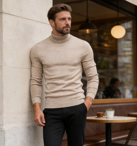 Detailaufnahme des beigefarbenen Herren-Rollkragenpullovers mit feiner Strickstruktur