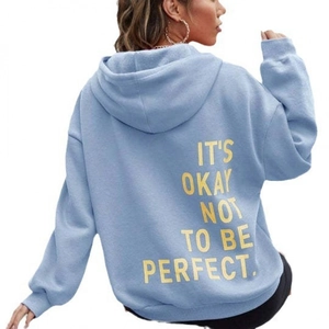 Hellblauer Oversize-Kapuzenpullover mit gelber Aufschrift It's okay not to be perfect