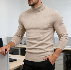 Detail eines beigen Herren-Rollkragenpullovers mit Rippkragen und feiner Strickstruktur
