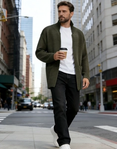 Détail du cardigan tricoté vert armée avec texture côtelée verticale et col montant