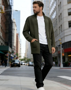 Détail du cardigan en maille vert olive avec texture côtelée et poches symétriques