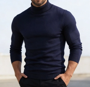 Detail eines dunkelblauen Rollkragenpullovers mit feiner Strickstruktur und Rippbündchen