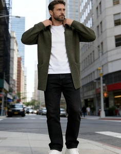 Détail du cardigan en maille côtelée vert armée avec une texture verticale de haute qualité
