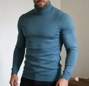 Detailansicht des Rollkragenpullovers in Türkis mit geripptem Kragen und Textur