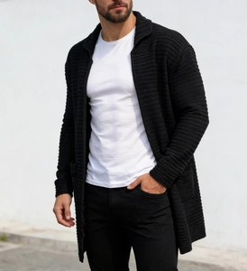 Gros plan sur la maille épaisse et la grande poche de ce cardigan noir pour hommes