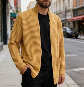 Gros plan du cardigan en maille jaune gingembre pour homme avec texture et poches