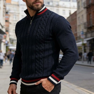 Pull en maille torsadée bleu marine pour homme avec col zippé et bords-côtes rayés