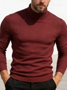 Eng anliegender Herren-Rollkragenpullover in Burgund mit Rippbündchen am Saum