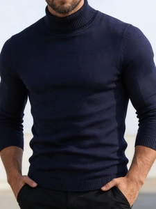 Schmal geschnittener Rollkragenpullover für Herren in Dunkelblau mit Rippbündchen