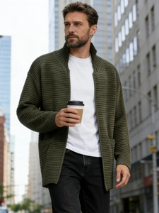 Gilet en maille côtelée vert foncé pour homme avec col montant et poches style urbain