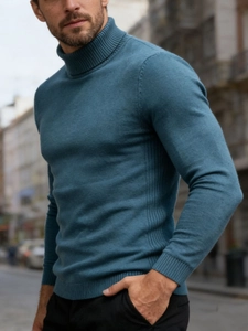 Eng anliegender Herren-Rollkragenpullover in Petrolblau mit Rippbündchen am Saum