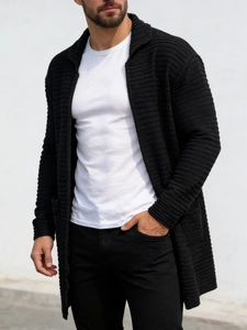 Gilet en maille noire pour homme avec texture épaisse et grandes poches au style moderne