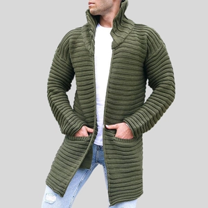 Détails de texture du cardigan en maille épaisse vert olive pour hommes avec de grandes poches