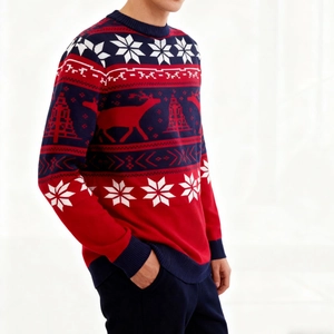 Détail des motifs rennes et flocons de neige sur ce pull de Noël épais pour hommes