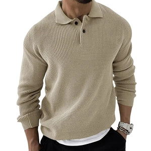 Detail van beige heren polotrui met wafelgebreide textuur en een sluiting met 3 knopen