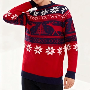 Détail de la maille du pull avec des motifs festifs de rennes et de flocons de neige