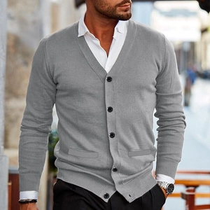 Détail d'un cardigan en maille gris clair avec col en V et fermeture à boutons