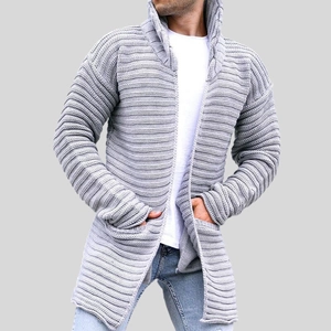 Gilet en maille gris clair pour homme avec col montant et poches latérales pratiques
