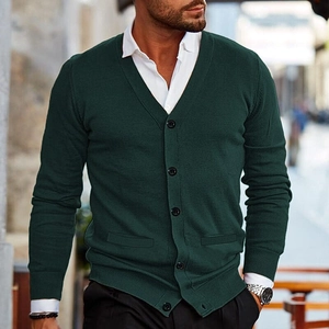 Détail du cardigan en maille ajusté vert forêt avec col en V, cinq boutons et poches