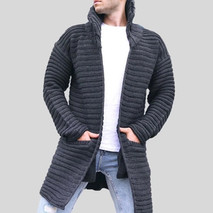 Détail du cardigan en maille épaisse gris foncé avec col montant et texture côtelée