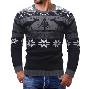 Détails du motif de renne et flocons de neige sur ce pull de Noël en maille épaisse
