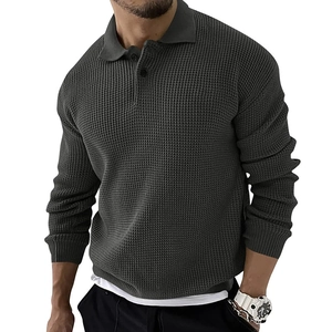 Detail van donkergrijze wafelbreisel stof op slim-fit herenpolo met lange mouwen