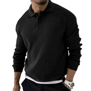 Detail van heren slim fit zwarte wafelgebreide poloshirt met revers en drie knopen