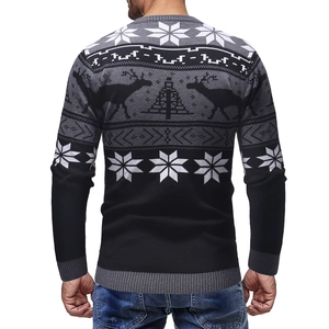 Vue de dos d'un pull en maille épais pour hommes avec motifs de rennes et de flocons