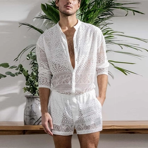 Detail van wit heren lacy overhemd en shorts met geometrische opengewerkte textuur