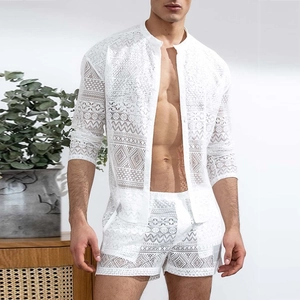 Detailopname van witte kanten herenset met shirt met lange mouwen en bijpassende short