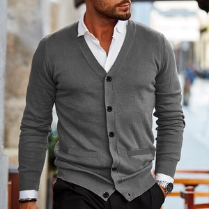 Cardigan homme gris foncé à col en V, coupe ajustée avec boutons et deux poches latérales