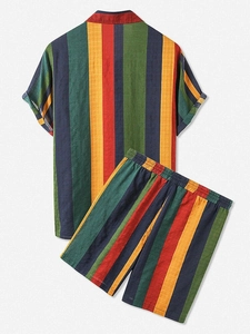 Dettaglio flat lay del completo estivo da uomo con strisce verticali colorate e trama in lino