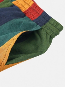 Dettaglio ravvicinato di pantaloncini da spiaggia color-block con vita elastica