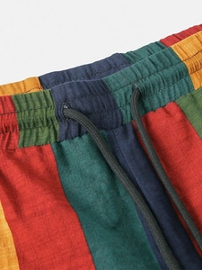 Dettaglio dei pantaloncini a righe multicolore con vita elastica e coulisse