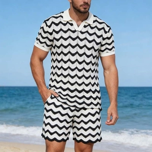 Détail de l'ensemble polo et short en maille pour homme avec motifs chevron ajourés