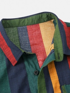 Dettaglio di una camicia da spiaggia a righe colorate da uomo con colletto retrò e lino