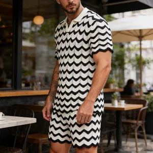 Vue détaillée d'un ensemble tricoté pour homme avec motif de vagues en noir et blanc