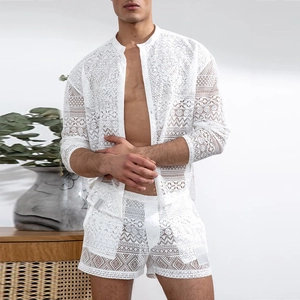 Herenmode set van wit kant met een shirt met lange mouwen en opstaande kraag en korte broek