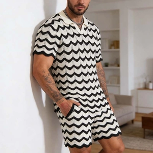 Texture détaillée du motif en tricot ondulé noir et blanc sur le polo et le short