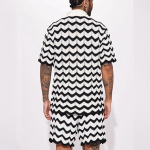 Ensemble en maille pour hommes avec motif chevron noir et blanc, polo et short vue de dos