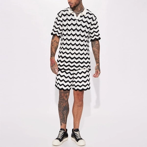 Détail de la texture à motif ondulé noir et blanc de l'ensemble en tricot pour homme