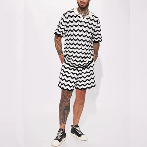 Détail de l'ensemble en tricot pour hommes avec motif à vagues sur polo et short assorti