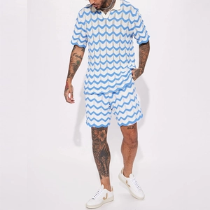 Détail de l'ensemble deux pièces en tricot pour homme avec motif de vagues bleu et blanc