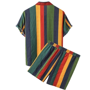 Completo estivo da uomo con camicia a maniche corte e pantaloncini a righe colorate