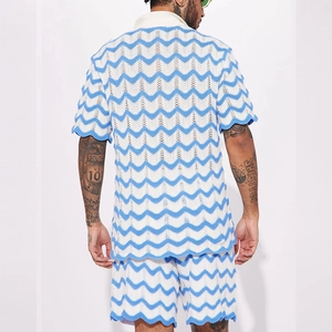 Vue arrière d'un ensemble en tricot pour homme avec motifs à vagues bleu et blanc
