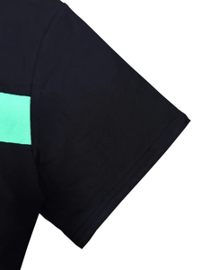 Détail des coutures aux poignets et rayures vert fluo sur t-shirt noir en coton homme